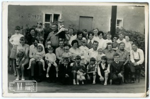 16.05.1971. I Komunia święta Jolanty Kasprzak, na podwórku u Państwa Kasprzaków w Lipinie